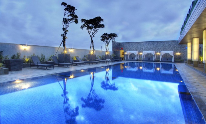 Kelapa Gading Barat Hotel | Budget-Friendly Whiz Prime Hotel Kelapa Gading with Pool