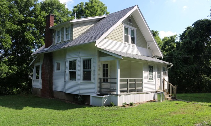 Athens House | Ideal Getaway: 2 Bedroom Near OU with Breakfast & Wi-Fi