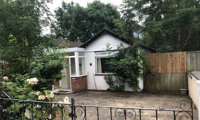 Cray Valley East House | Cozy Cottage Retreat with Expansive Garden & Breakfast