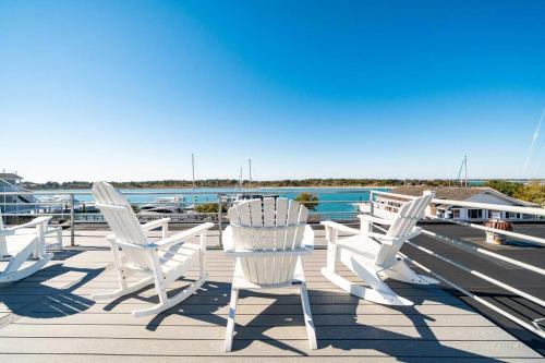 Morehead City House | Rooftop WaterView Retreat: Guest Rated 9.3 & Pet Friendly