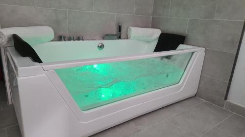 Empuriabrava Apartment | Beachfront Bliss with Ocean Views and Relaxing Hot Tub