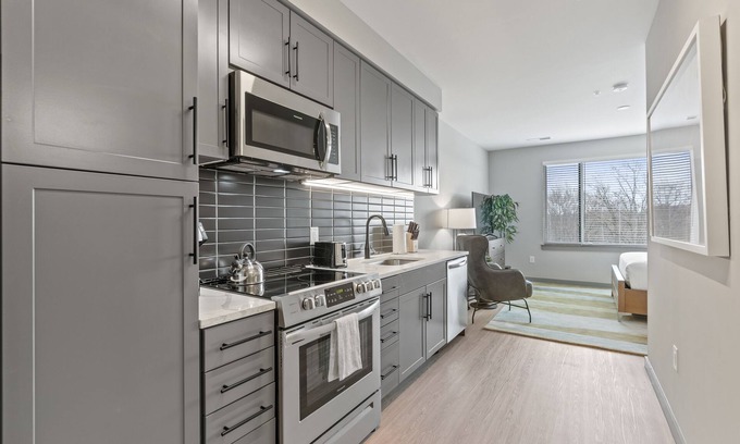 Town Center Apartment | Discover WhyHotel by Placemakr Columbia - Pet Friendly Stay