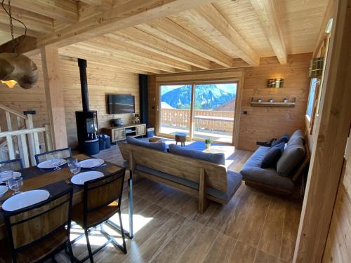 La Toussuire Villa | Whymper Chalet: Family-Friendly Retreat with Panoramic Views
