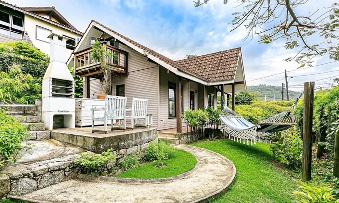 Canto da Lagoa House | Inviting House Near Lagoa da Conceição with Family Amenities