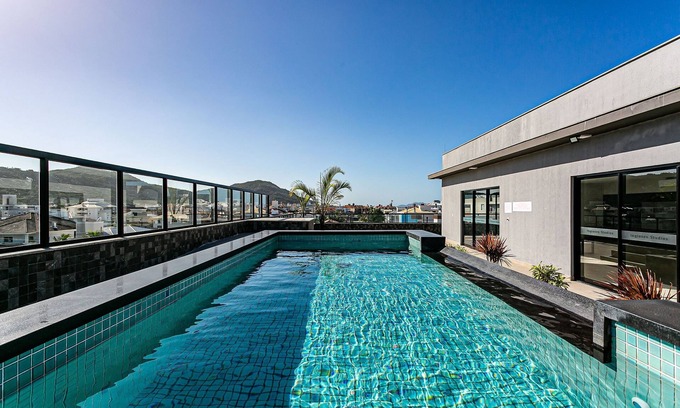 Ingleses Centro Apartment | Relaxing Rooftop Pool & High-Speed Wi-Fi at IA12 Hotel