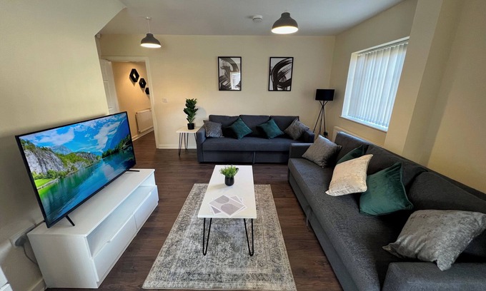 Oldbury Apartment | Spacious 2-Bedroom Retreat with Spa & Hot Tub for Families