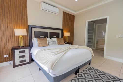 Santa Ana House | Family-Friendly Guanaco House with Hot Tub Amenities