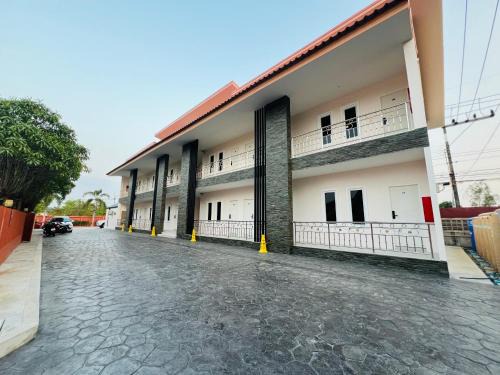 Phanat Nikhom Hotel | Budget-Friendly Stay at Wiang Kham Resort for Families