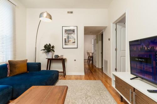 Ukrainian Village Apartment | Stylish Flexhome Wicker Park 2BR with Family-Friendly Perks