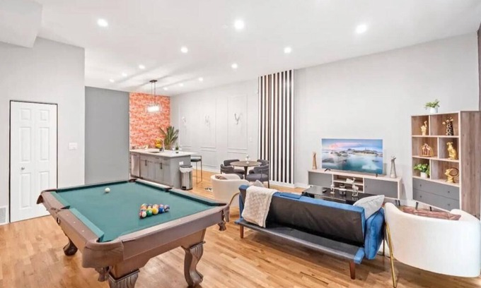 Bucktown Apartment | Wicker Park: Kid-Friendly Stay with Free Wine & Pool Table