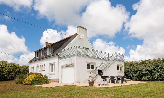 Plovan House | Spacious Retreat in Plovan - Perfect for Families & Pets