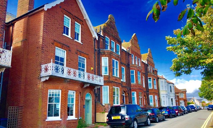 Aldeburgh House | Explore Wide Skies at Aldeburgh: Pet Friendly & Rated 10/10