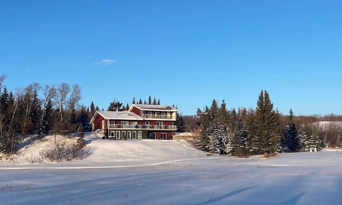Division No. 7 House | Ideal Family Retreat at Wide Valley Greenhouse Suite