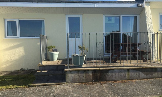 Widemouth Bay Ski Chalet | Pet-Friendly Widemouth Waves Chalet with Oceanfront Views