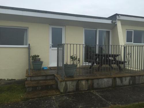 Widemouth Bay Ski Chalet | Cozy Widemouth Waves Holiday Chalet with Oceanfront Pool