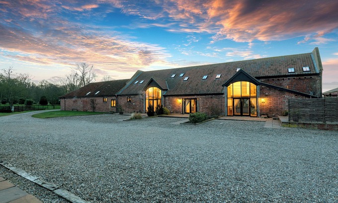 Beccles Cottage | Widgeon: Cozy Pet-Friendly Cottage with Spa and Hot Tub