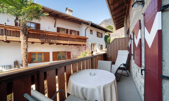 Lagundo Apartment | Wiedmairhof Apartment 'Schwalbennest' with West-facing balcony, Shared Terrace & Garden and Wi-Fi