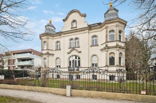 Sudvorstadt-Ost Apartment | Discover Wiener Palais: Family-Friendly Stay by Zoo-Park