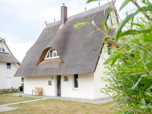 Am Salzhaff House | Inviting Wiesenpieper: Family Retreat with Sauna & Fireplace