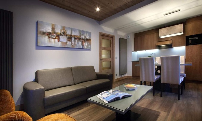 Eclose-Est Apartment | Experience Comfort with Pool, Spa & Scenic Balcony in Alpe d'Huez