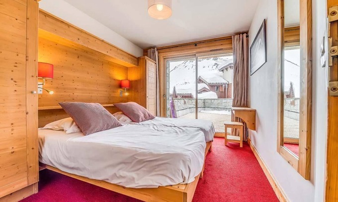Les Almes Apartment | Cozy Tignes Retreat with Terrace, Parking & Ski Locker