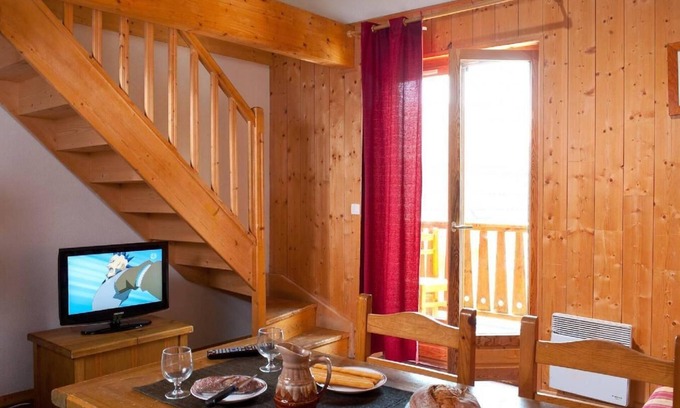 Saint-Sorlin-d'Arves Apartment | Cozy Retreat in Saint Sorlin d'Arves with Pool & Terrace
