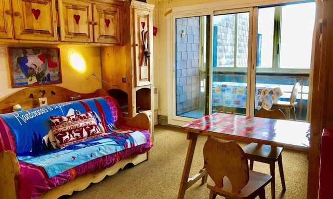 Correncon-en-Vercors Apartment | Cozy Balcony Retreat in Villard de Lans with Free Wifi
