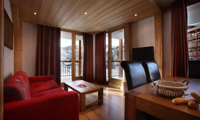 Arc-2000 Apartment | Modern Stay with Pool, Spa & 50m to Resort Center