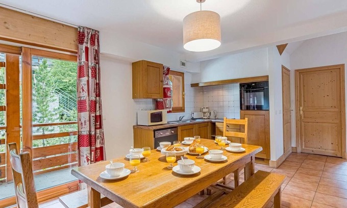 Vaujany Apartment | Inviting Getaway in Vaujany: Pool, Spa & Balcony Access