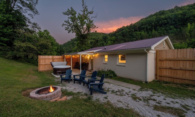 Stanton House | Pet-Friendly Getaway with Hot Tub in Red River Gorge!