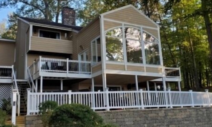 North Shore House | Experience Lake Luxury: Hot Tub, Pool Table & More!