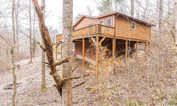 Campton Cabin | Pet-Friendly Escape at Eclectic Hillside near Red River Gorge