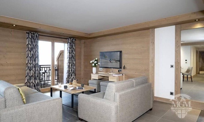 Les Eucherts Apartment | Modern Retreat: Wifi, Pool, Spa & Balcony Near Shops