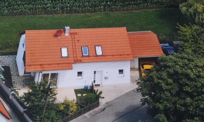 Worth House | Family-Friendly Wiflinger Graben with Pet Amenities