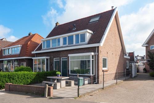Wijk aan Zee Apartment | Beachfront Wijkiki Surf House: Family-Friendly Ocean Views