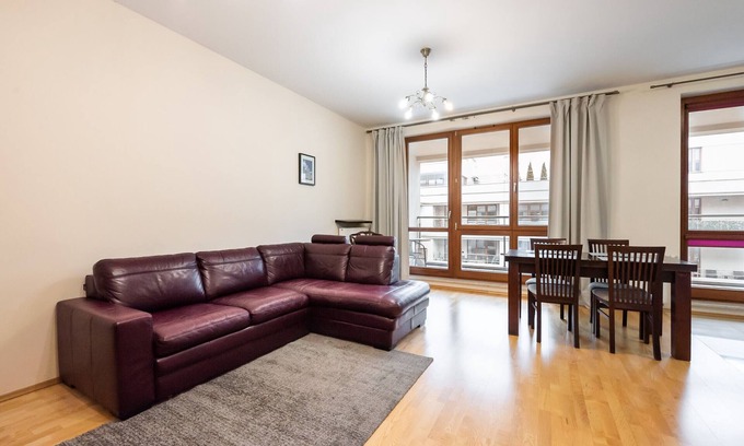 Wilanow Apartment | Wilanów Violet Apartment: Family-Friendly with Kitchen & Breakfast