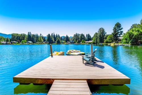 Cle Elum House | Inviting Wild Duck Lakehouse with Private Beach & Hot Tub