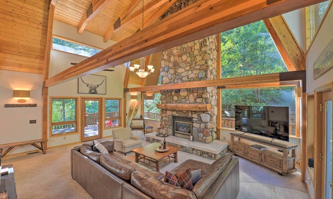 Alpine Cabin | Wild Huckleberry Alpine Cabin: Fireplace, Hot Tub & More!