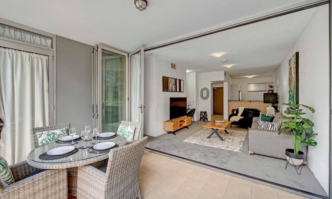 South Brisbane Apartment | Wild Luxe Apt - Prime Location with Free WiFi & Breakfast