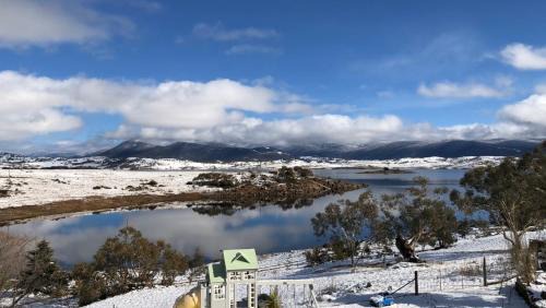 East Jindabyne House | Cozy Wild Pines Guesthouse: Oceanfront Retreat with Pets Welcome