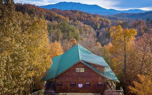 Gatlinburg - Pigeon Forge Villa | Wild Turkey Lodge: Family-Friendly Retreat with a Hot Tub