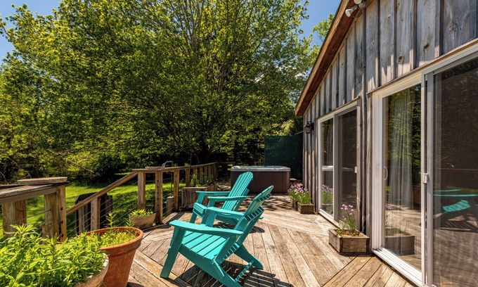 Claryville Cabin | Scenic Wildcat Mountain Cabin with Hot Tub and Views
