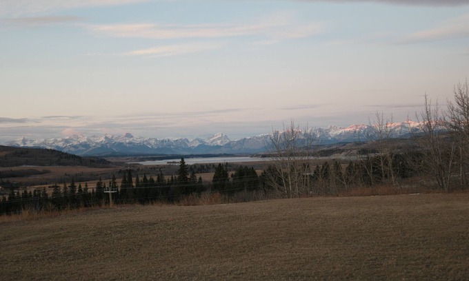 Calgary House | Unforgettable Wildcat Ridge Retreat with Lake View & Spa