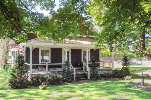 Le Roy House | Explore Wilderness Retreat: Oceanfront Family Getaway