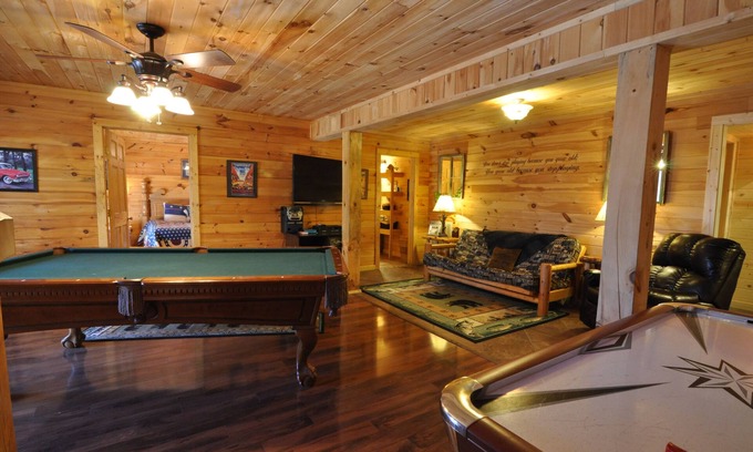 Branson Cedars Cabin | Experience Wilderness Retreat Cabin with Hot Tub & Game Room