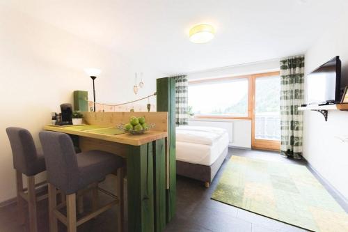 Rofleuten Apartment | Top-Rated Wildgrün Mini Lodge: Perfect for Families