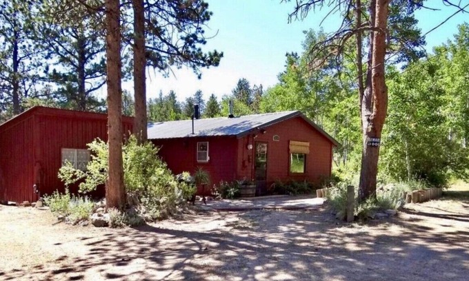 Red Feather Lakes Cabin | Wildlife and aspen trees surround the cabin cottage at Redfeather Lakes