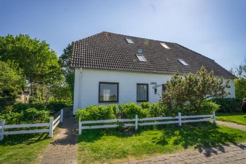 Archsum Apartment | Pet-Friendly Wildrose EG: Family Retreat with 7.7 Rating