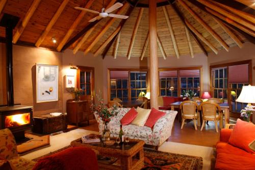 Eurunderee Cabin | Welcoming Wildwood Guesthouse: Pet-Friendly Retreat Awaits