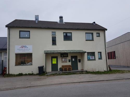 Vard Hotel | Welcoming Wilhelmsen Romutleie: Pet-Friendly & Hot Tub